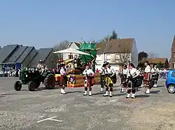 Un "pipe band" (fanfare de joueurs de cornemuse) et un char.