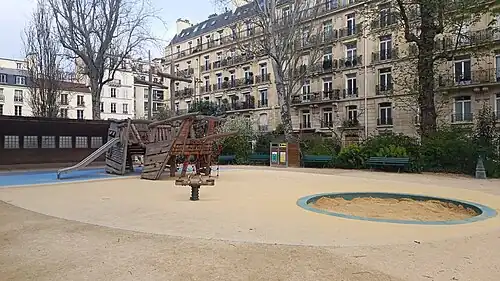 Aire de jeux avec bac à sable et structures de jeux/