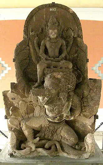 Le roi javanais Airlangga sous la forme de Vishnu montant Garuda (Temple de Belahan).