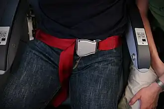 Ceinture 2-points telle que sur les sièges d'avions.