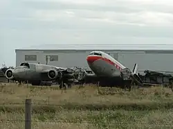 Avions sur un pré jouxtant le musée.