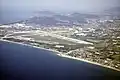 Pistes de l'aéroport de Toulon-Hyères en 2003.