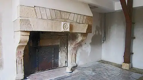 Cheminée à décors maçonnique.