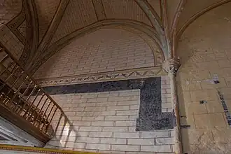 La litre funéraire sur le mur nord.