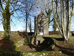 La fontaine et la chapelle de Bonnefond.