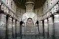 Intérieur du chaitya (sanctuaire) no&nbsp;19. Bouddha placé devant le stupa, caractéristique de la phase 2. Bibl: Louis Frédéric L'art de l'Inde et de l'Asie du Sud-Est, Flammarion, Tout l'art, 1994, p.&nbsp;70-71.