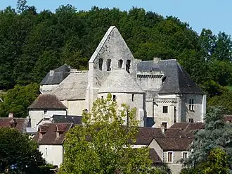 L'église Saint-Martin d'Ajat, devant le château.