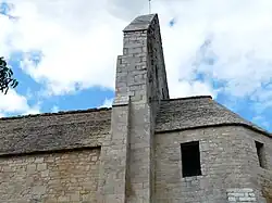 Toits en lauzes et clocher-mur.