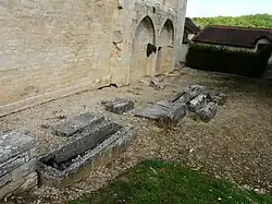 Sarcophage et pierres tombales, le long de la façade sud.