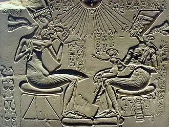 Akhenaton et Néfertiti jouant avec leurs enfants, Tell el-Amarna, vers 1350 av. J.-C.. Relief calcaire, H. 33,5&nbsp;cm.