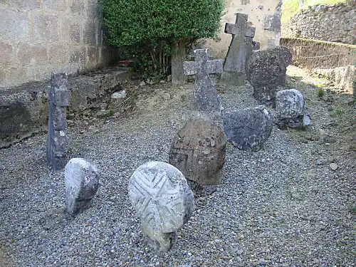 Vieilles stèles discoïdales à Alçabéhéty.