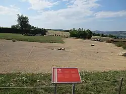 Sous le remblai, basilique chrétienne consacrée à sainte Reine.