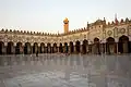 Colonnes et arcs persans : cour de la mosquée al-Azhar au Caire.