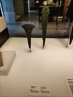 Hallebarde et épée courte en bronze. Bronze ancien-moyen