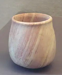 Pot en albâtre, région du Moyen-Euphrate, 6500 av. J.-C.. Musée du Louvre.