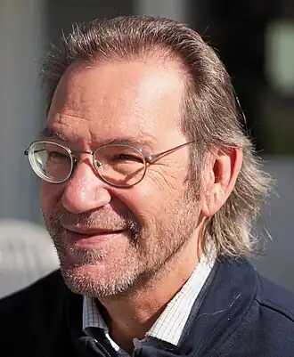 photographie en couleurs d'un visage masculin vu de trois-quarts gauche