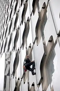 Alain Robert, lors de sa première ascension de la tour Ariane, à la Défense, le 8 octobre 2009.
