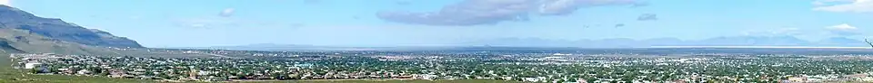 Panorama de la ville d'Alamogordo avec des montagnes à gauche et au loin.