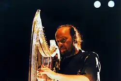 Stivell avec sa harpe transparente