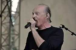 Photographie d'Alan Stivell en concert à Gourin