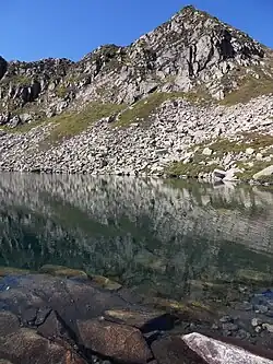 L'étang d'Alate, au pied de la face est granitique du mont Garias (2&nbsp;006&nbsp;mètres).