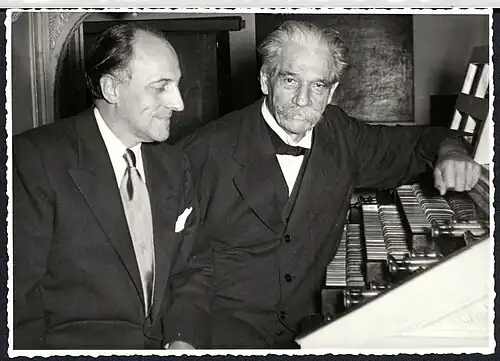 Albert Schweitzer et Edouard Nies-Berger, organiste new-yorkais à l'orgue de Wihr-au-Val le 18 septembre 1955 © Archives centrales Albert Schweitzer Gunsbach