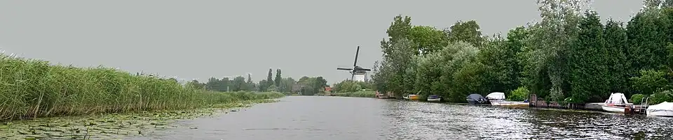 À l'extérieur d'un méandre, un moulin.