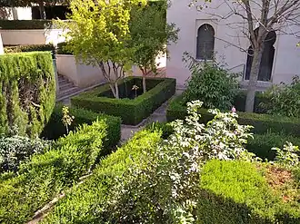 Une partie du jardin de la cour d'entrée