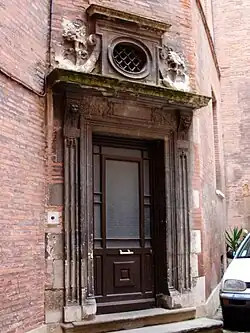 Massas : porte d'origine, initialement sur la façade ouest, maintenant sur la façade sud.