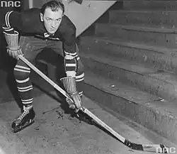 Description de l'image Aleksander Kowalski (ice hockey) equipment.JPG.