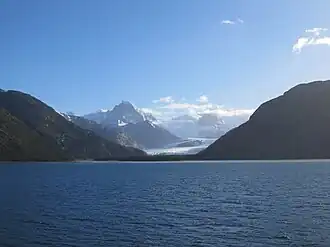 Vue du glacier depuis le canal Beagle.