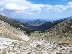 Vue vers le nord depuis le col de la porteille de Mantet, sur la vallée d'Alemany. La vallée et le col se trouvent sur la faille de Fillols-Py-Mantet. Au loin : le massif de Tres Estelles.