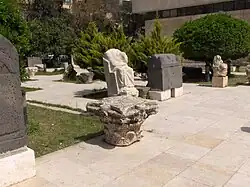 Statues dans la cour du musée.