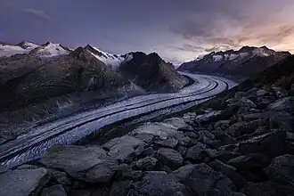 Vue du Rothorn (à gauche) et de l'Olmenhorn (au centre) dominant le glacier d'Aletsch.