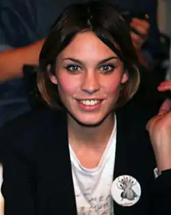 Alexa Chung interprète son propre rôle.