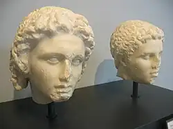 Deux sculptures représentant Alexandre et Héphaistion