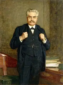 Huile sur toile d'un homme aux cheveux grisonnants, moustachu, lorgnons sur le nez, se tenant debout dans un bureau, les mains sur les revers de son costume trois pièces