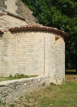 L'abside semi-circulaire.