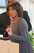 Alfre Woodard, Golden Globe de la meilleure actrice dans une mini-série ou un téléfilm en 1998 pour son rôle dans La Couleur du sang et en 2001 pour son rôle dans Holiday Heart&nbsp;(en).