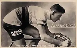 Photographie en noir et blanc d'un cycliste courbé sur son vélo.