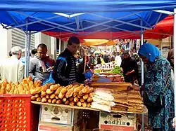Étal de baguette, matlouh et khobz chaïr (de gauche à droite) dans un souk à Oran.