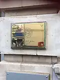 Plaque devant l’ambassade en arabe.