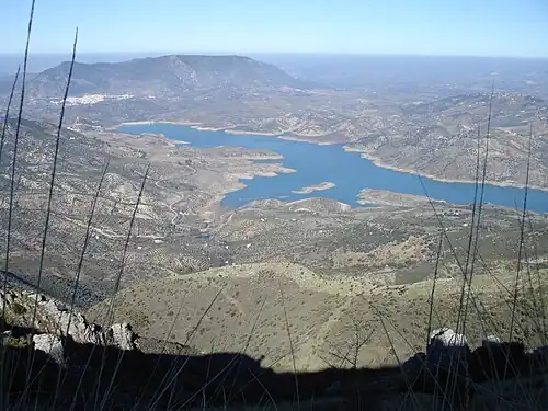 Réservoir de Zahara-El Gastor&nbsp;(es), vue vers le N-O : Algodonales, village blanc, au fond à gauche ; le château de Zahara sur sa butte à gauche au bord du lac ; et le territoire d'El Gastor à droite sur la rive opposée.