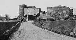 Les vestiges du château de Marzé au début du XXe&nbsp;siècle.