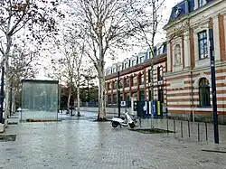 Photo de la façade du Quai des Savoirs à Toulouse.