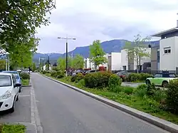 vue sur une voie de circulation avec de nouvelles habitations.