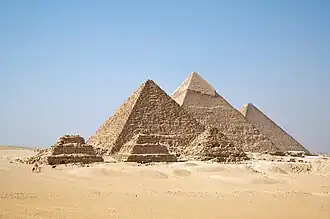 Les trois grandes pyramides du plateau de Gizeh, érigées sous la IVe&nbsp;dynastie.