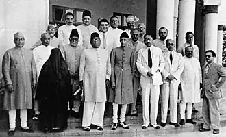 Muhammad Ali Jinnah, fondateur du Pakistan, au centre, et Liaquat Ali Khan, son premier ministre, tout à gauche, portant des churidars à la réunion du Comité de travail de la Ligue musulmane à Lahore, mars 1940