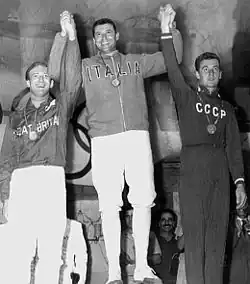 Habārovs (à droite) sur le podium olympique en 1960