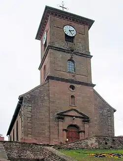 Face occidentale de l'église saint Léonard en 2015.